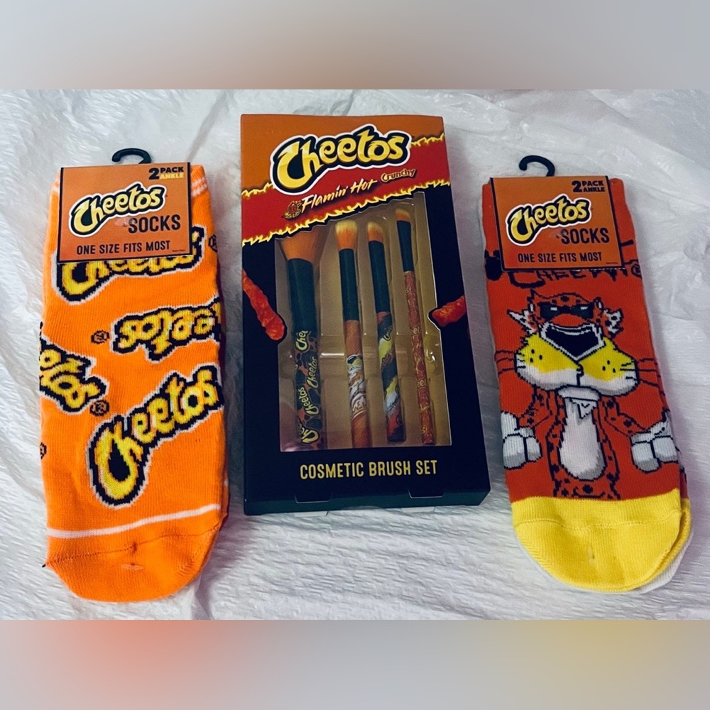 Cheetos Makeup Brush Set & Ankle Socks (4)
